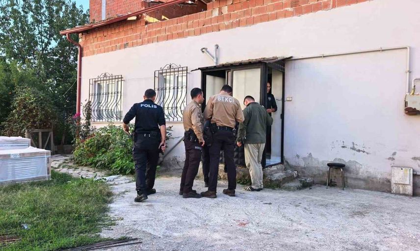 İnegöl'de evinde hareketsiz bulunan 63 yaşındaki şahsın cenazesi adli tıpa gönderildi