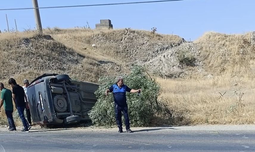Lastik arızası Kahta'da kazaya dönüştü: hafif ticari araç takla attı