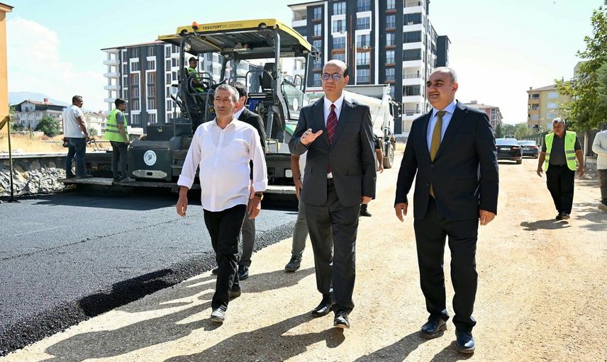 Yeşilyurt’ta yollar yenileniyor, ulaşım standardı sıcak asfaltla yükseliyor