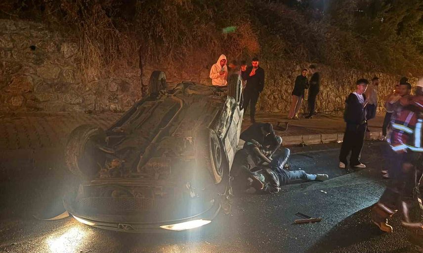 Kuşadası'nda çevreyolunda devrilen otomobil: 2 yaralı