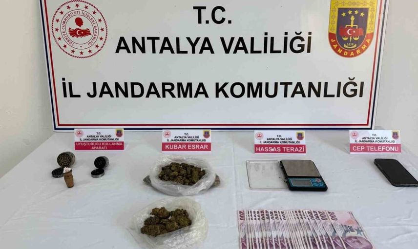 Serik'te ev baskını: 1 kilo 50 gram skunk ele geçirildi, şüpheli tutuklandı