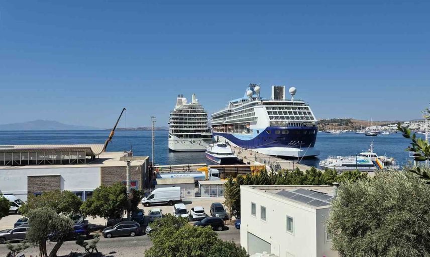 Bodrum'da iki kruvaziyer 2 bin 484 yolcuyla limana yanaştı