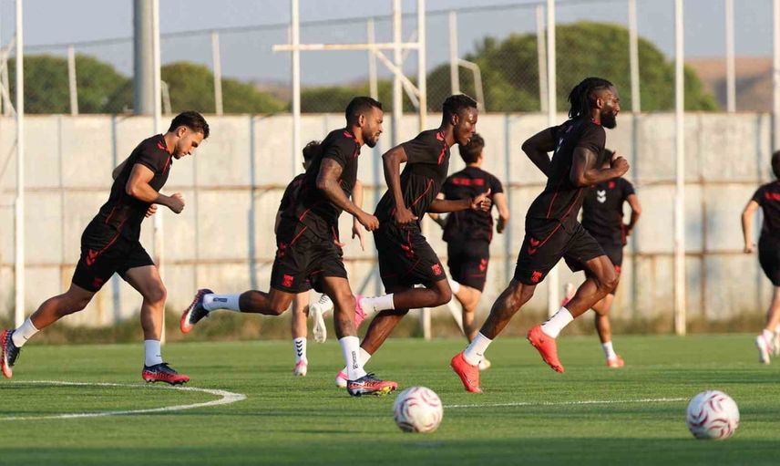 Sivasspor hazırlıklarda tempoyu yükseltti: Manisa FK karşılaşmasına odaklandı