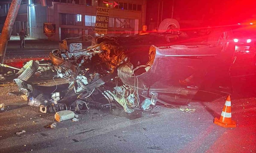 Nazilli'de kavşakta motosiklete kaçınma manevrası yapan araç direğe çarptı, dört kişi yaralandı