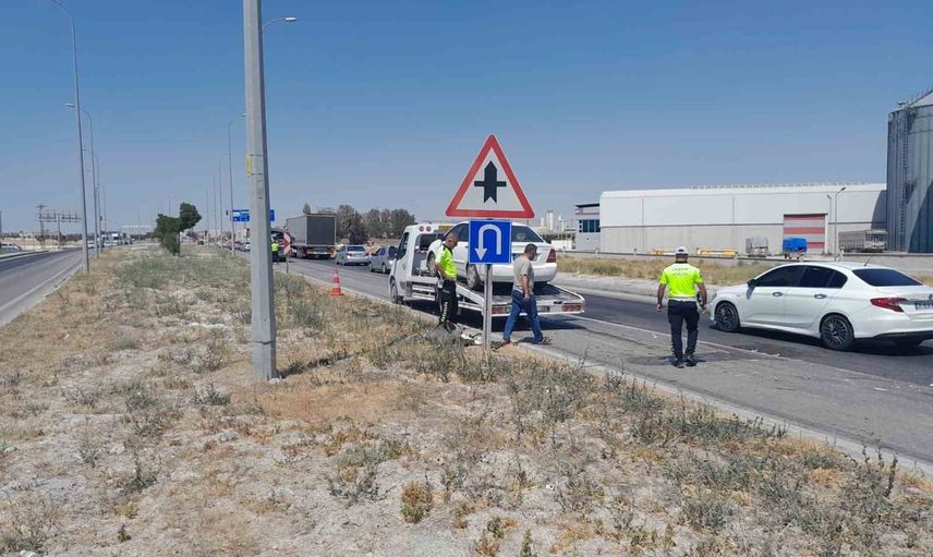 Emirgazi kavşağında üç aracın çarpıştığı zincirleme kazada 9 kişi yaralandı