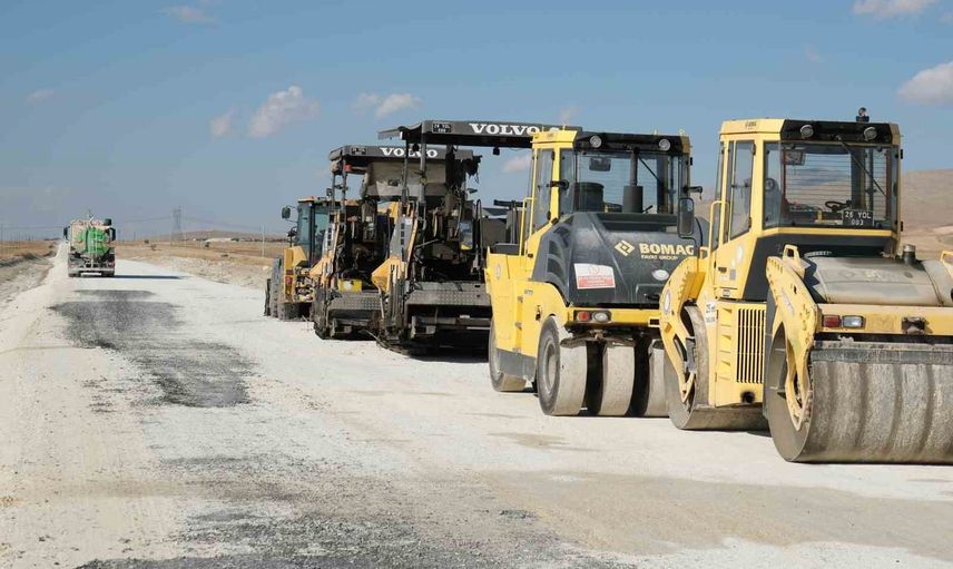 Sivrihisar-Çeltik bağlantı yolunda asfaltlama yeni aşamaya geçti
