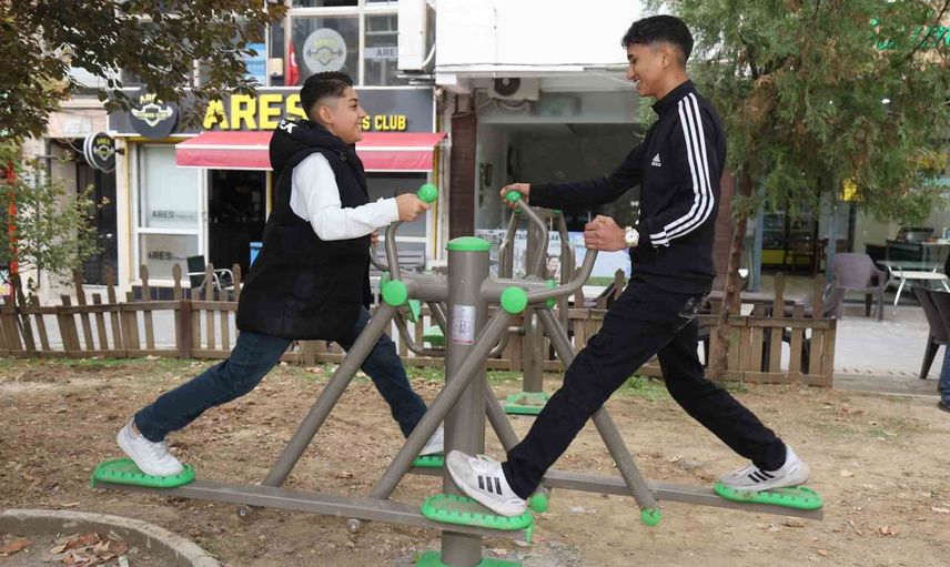 Şehzadeler'de mahalle talebi karşılık buldu: Yarhasanlar Parkı'na spor aletleri yerleştirildi