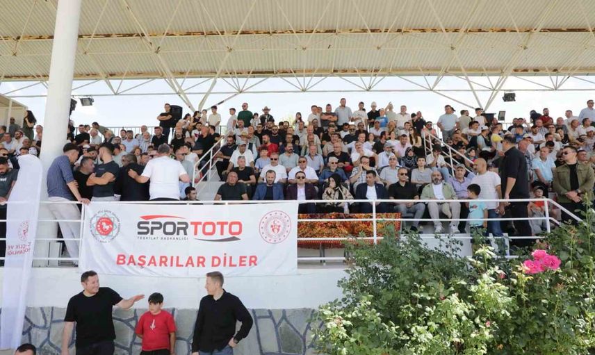 Kütahya'da rahvan atlarda çeyrek final heyecanı: 43 ilden 130'un üzerinde at mücadele etti