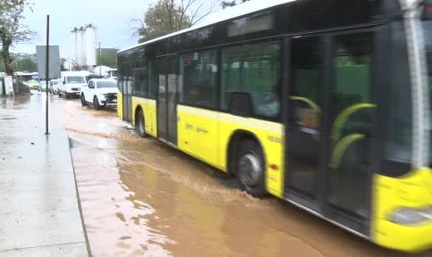 Beykoz sokakları çamurlu suyla kaplandı: Akbaba Caddesi rögarı taştı