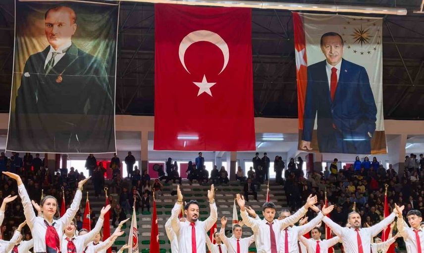 İnegöl'de 103 öğretmenin sahnesi 29 Ekim'de yedi yöreden folklorla coştu