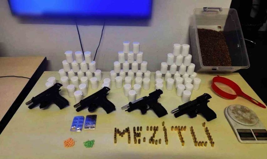 Mezitli'de düzenlenen operasyonda 3 bin 668 sentetik hap ve dört tabanca bulundu