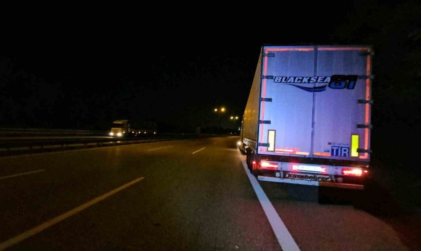 Takla atan panelvan sürücüsü hasarı incelerken tırın çarpmasıyla yaşamını yitirdi
