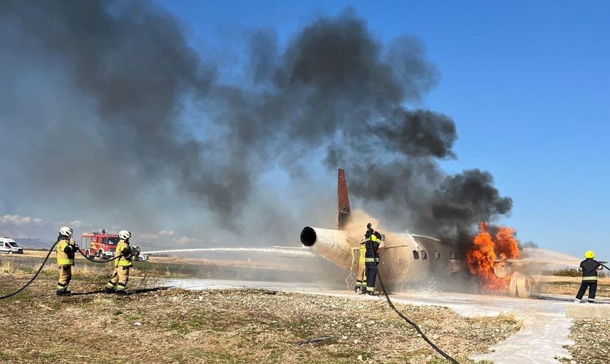 Adıyaman havalimanı'nda gerçeğe yakın uçak yangını tatbikatı
