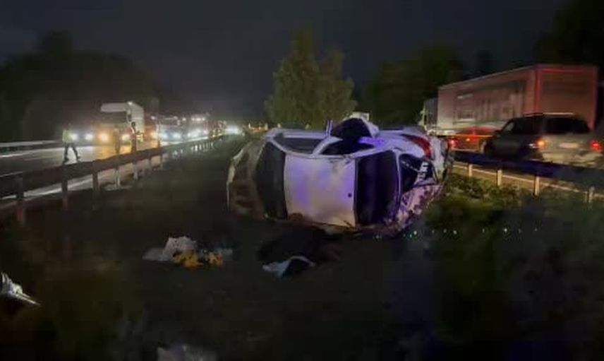 Sakarya Hendek'te refüje savrulan otomobilin devrilmesi: 1 ölü, 4 yaralı