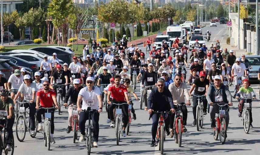 Hekimler bisikletle sağlıklı yaşamı kentte örnekledi