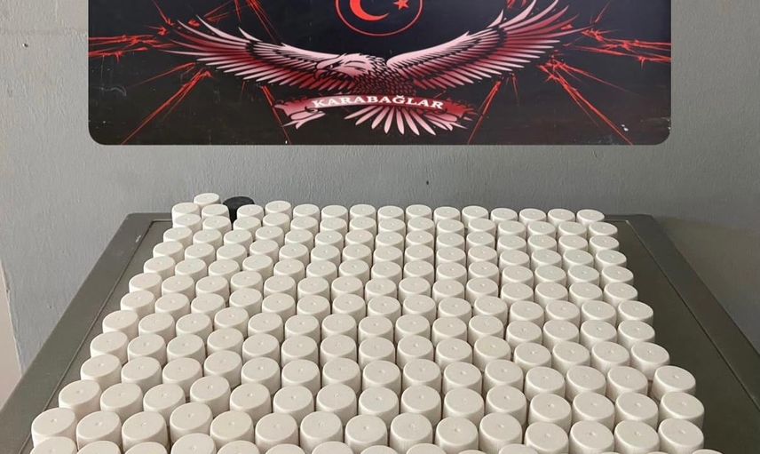 Karabağlar'da balkondan sarkarken yakalanan uyuşturucu taciri adliyeye sevk edildi