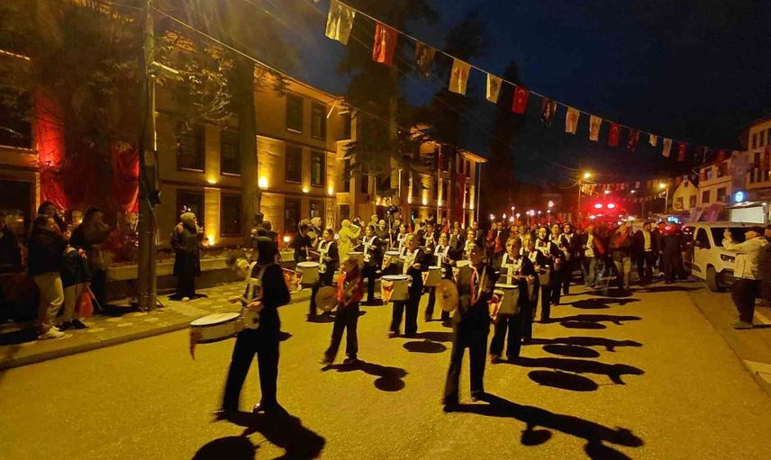 Mudurnu'da geceyi aydınlatan cumhuriyet yürüyüşü