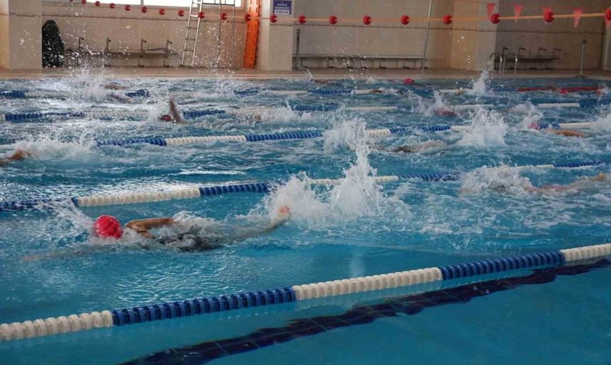 Yaz boyunca kulaç atan minikler Düzce'de sertifikalarını aldı