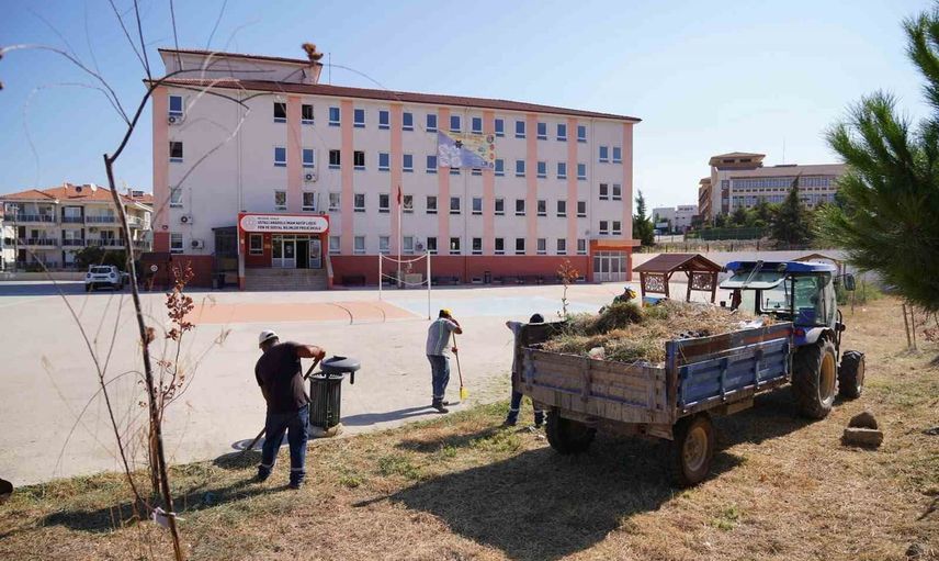 Ayvalık'ta çocuklara temiz başlangıç: okul bahçelerinde kapsamlı bakım