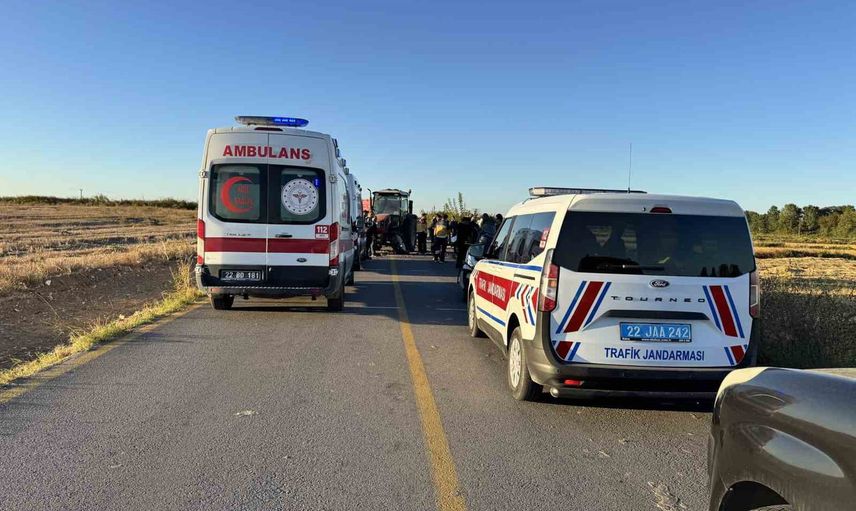 Edirne'de Büyükdöllük yolunda kaza: traktör ile otomobil çarpıştı, bir kişi yaralandı