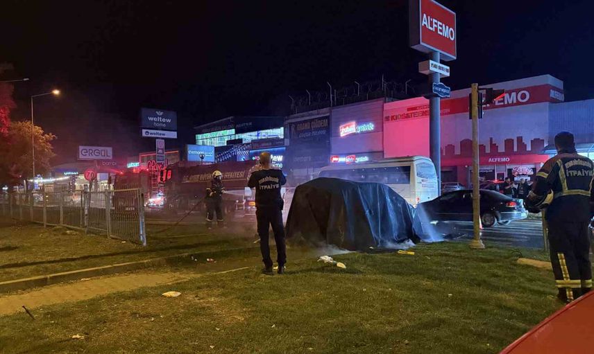 Tırla çarpışan Tesla otomobil küle döndü; itfaiye alevleri üç saatte söndürdü