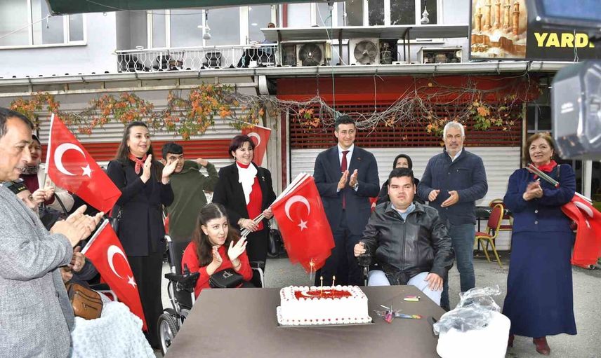Cumhuriyet coşkusunu bayraklarla paylaşan özel bireyler