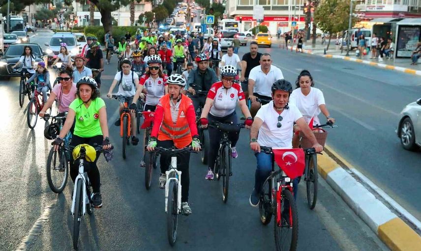 Efeler'de zafer coşkusu sokaklara taşınıyor