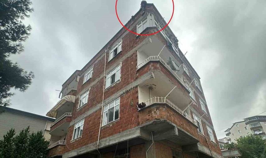 Çatıda bekleyen şahıs Atakum'da polis tarafından ikna edildi