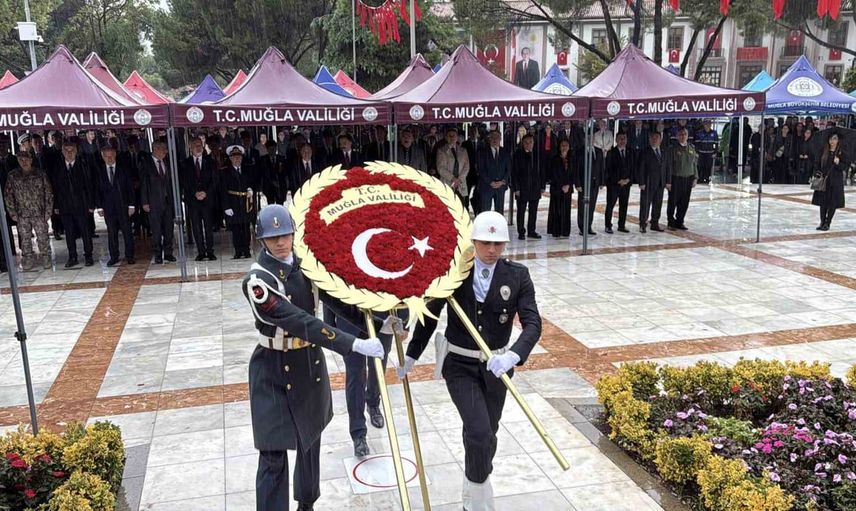 Tören meydanda sürdü: Muğla'da çelenkler yağmura rağmen Atatürk Anıtı'na sunuldu