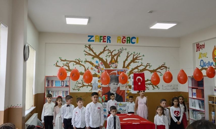Miniklerden cumhuriyet’e dizelerle anlamlı hediye: