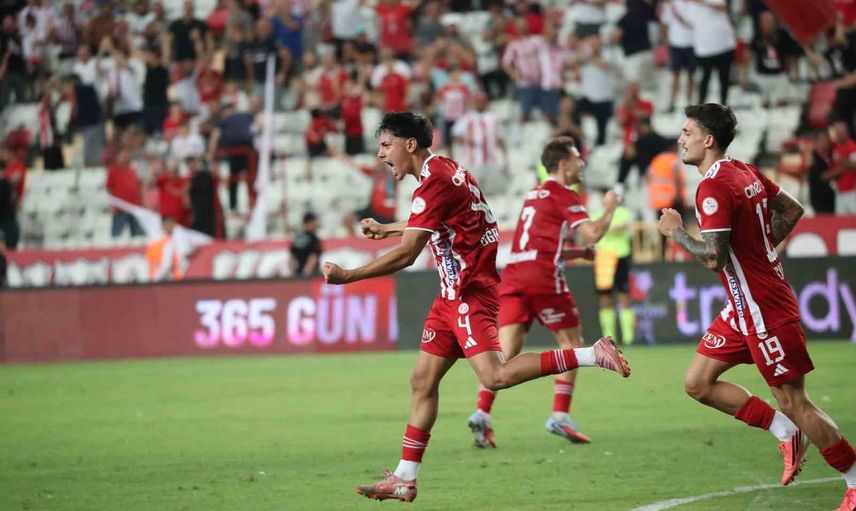 Antalyaspor 10 kişi kaldı, Sarıyer 81. dakikada sahadan galip ayrıldı