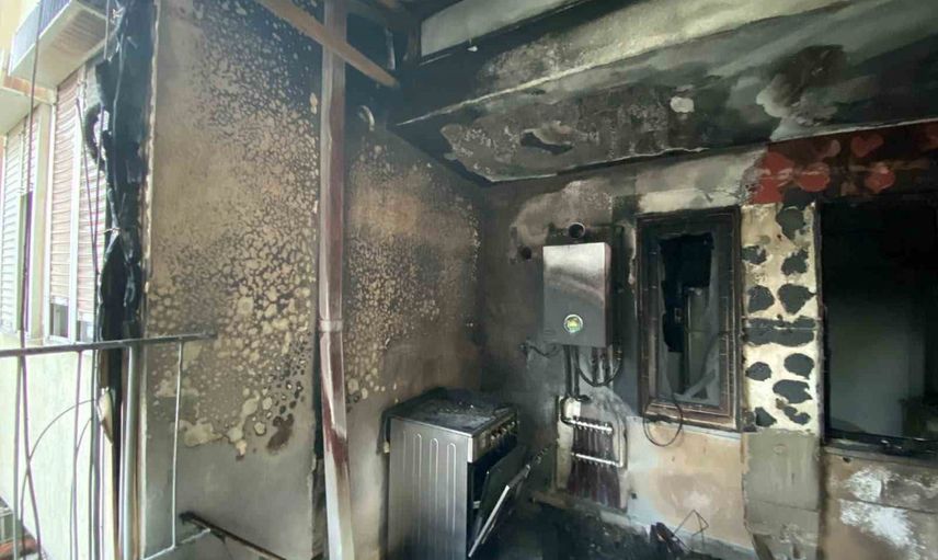 Balıkesir'de balkonda başlayan yangın itfaiyenin hızlı müdahalesiyle kontrol altına alındı