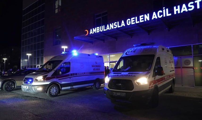 Bor'da mısır yüklü tırla çarpışan hafif ticari araçta iki kişi hayatını kaybetti