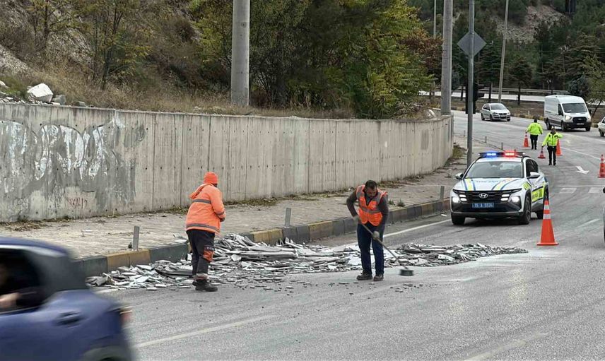 Kavşaktan düşen mermerler tek şeridi kapattı, tıra idari para cezası