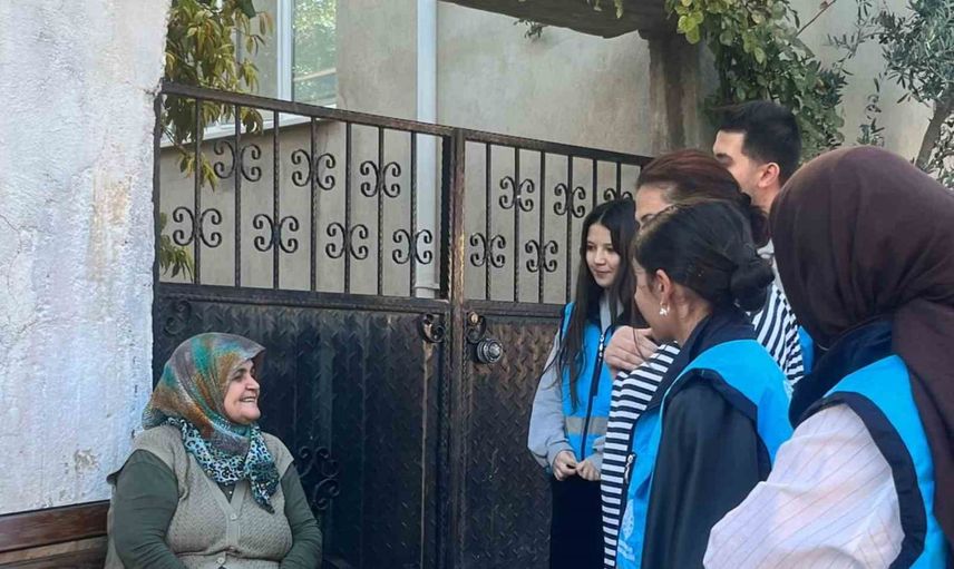 Gençler Komşum Projesi ile yaşlılarla gönül bağı kuruyor