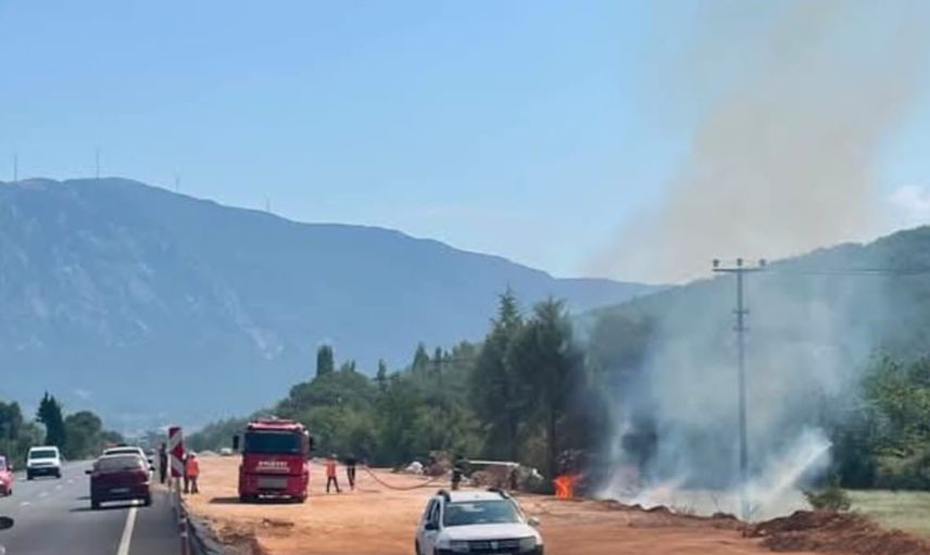 Denizli yolu'nda otluk yangını ekip müdahalesiyle söndürüldü