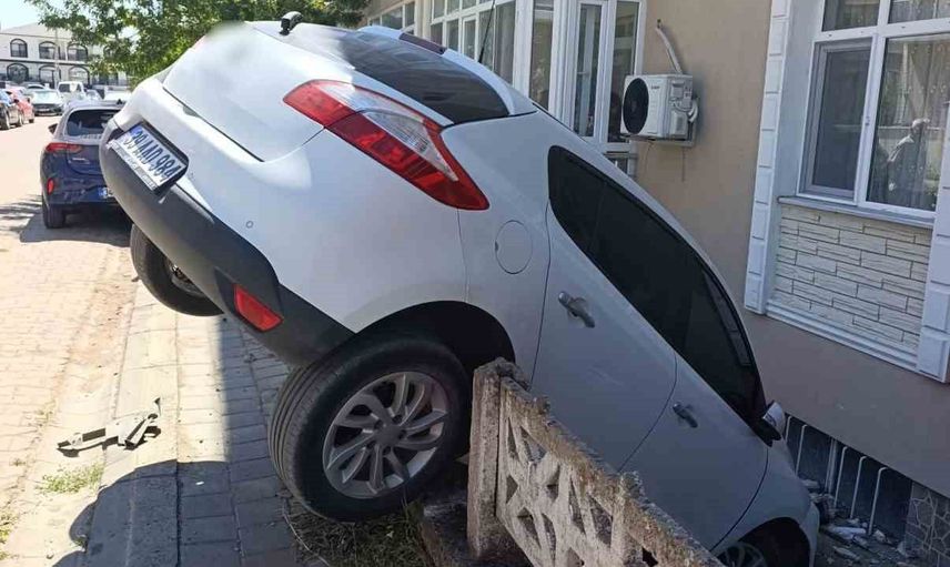 Bahçe duvarında asılı kalan otomobil mahalle sakinlerini endişelendirdi