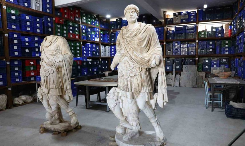 kibyra kazısında 1950 yıllık hadrianus heykeli yeniden ayağa kaldırıldı