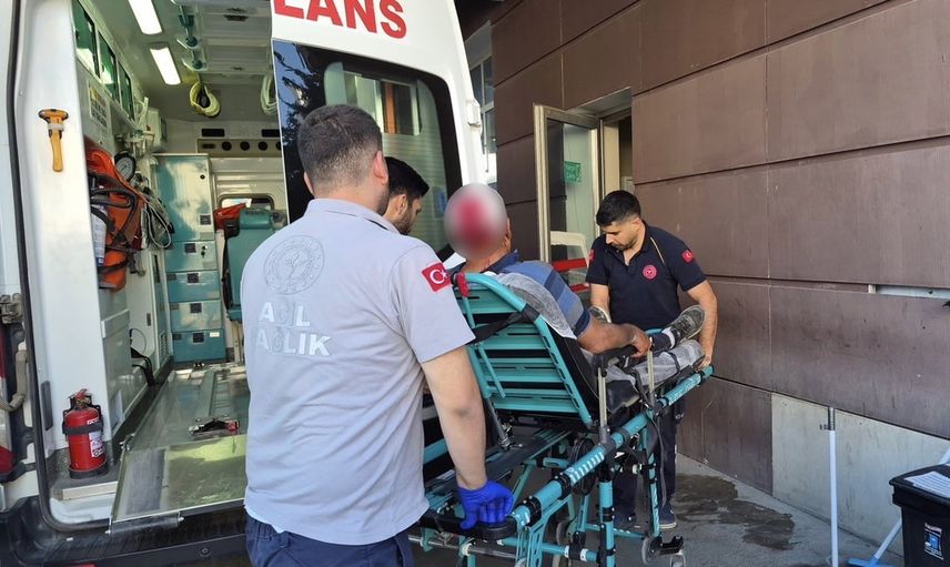 Merdivenden indirilen buzdolabının altında kalan kişi yaralandı