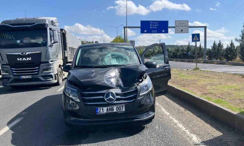 Diyarbakır'da yolun karşısına geçmeye çalışan kişi araç çarpmasıyla ağır yaralandı