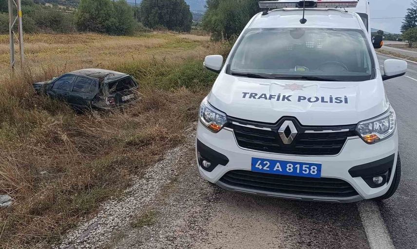 Yağış sonrası kayganlaşan yolda otomobil şarampole devrildi