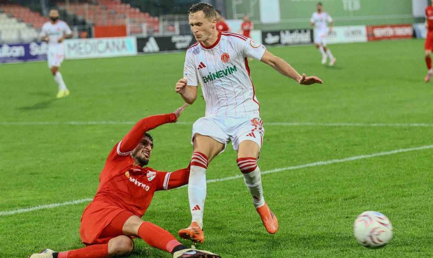 Yağmura teslim olan maç: Ümraniyespor-Boluspor ertelendi