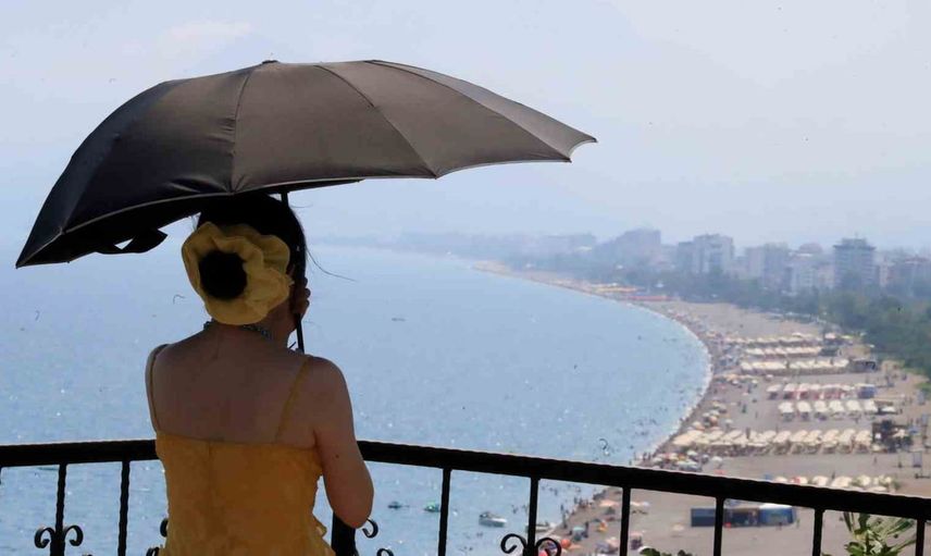 Antalya'da nem bastırdı, Konyaaltı'nda deniz suyu 30 dereceyi gördü
