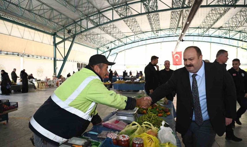 İnönü'de pazar turu: Hamamcı esnaf ve vatandaşla karşılıklı görüş alışverişinde bulundu
