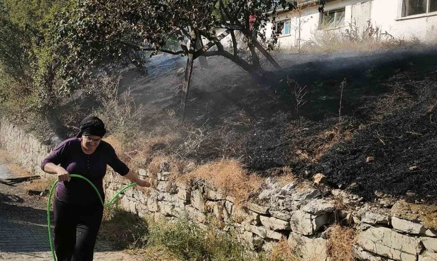 Mudurnu'da kıvılcımla başlayan yangın, köylü ve ekiplerin hızlı müdahalesiyle kümeslere ulaşmadan söndürüldü