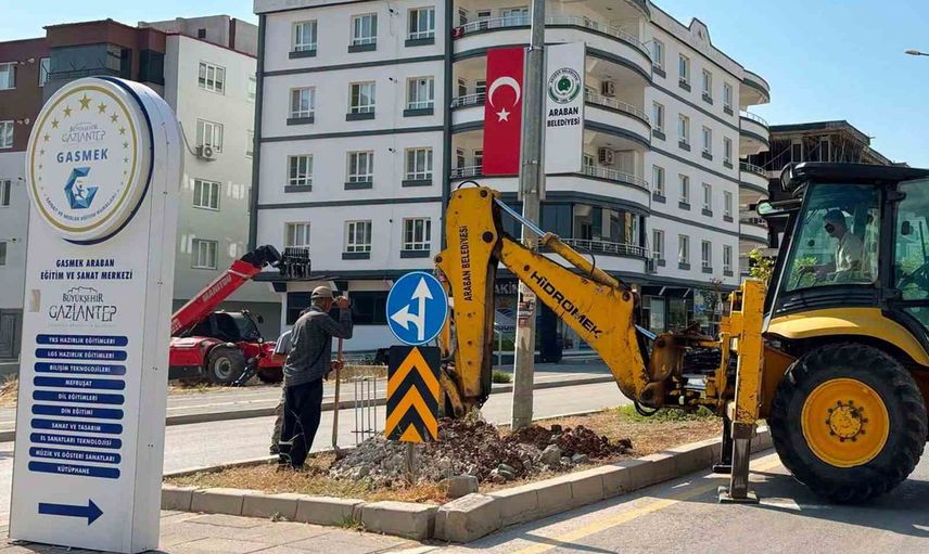 Araban'da Babuşoğlu Caddesi'ne trafik ışıklandırmasıyla ulaşım güvenliği sağlanıyor