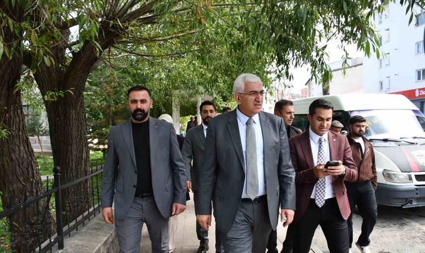 Sarıkamış'ta esnafla buluşan vekil sahada Türkiye yüzyılı hedeflerini değerlendirdi