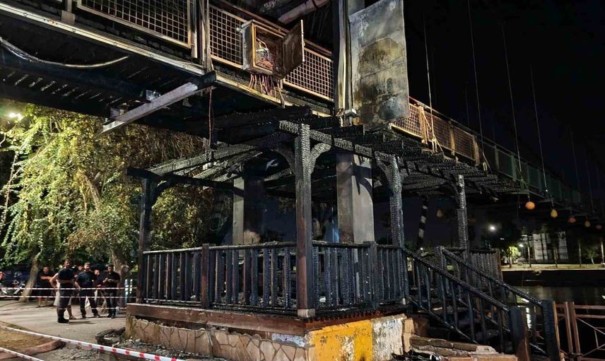 Asma yaya köprüsünde kameriye alevlere teslim oldu, 20 metrelik bölüm zarar gördü