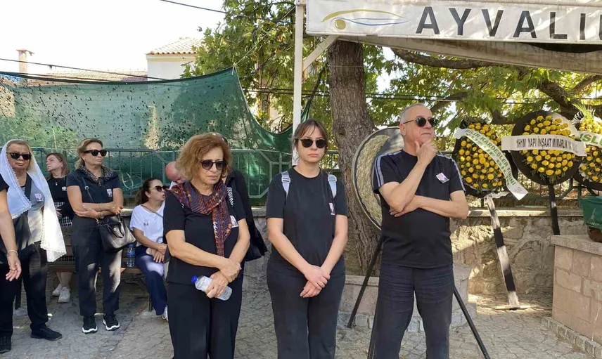 Ayvalık hukuk camiası Günay Benli'nin annesini uğurladı