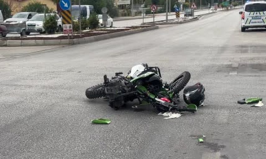 Burdur'da Vali Konağı Kavşağı'nda motosikletle otomobil çarpıştı; sürücü ağır yaralandı